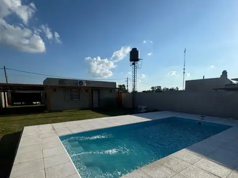 Casa sobre calle 44 con pileta