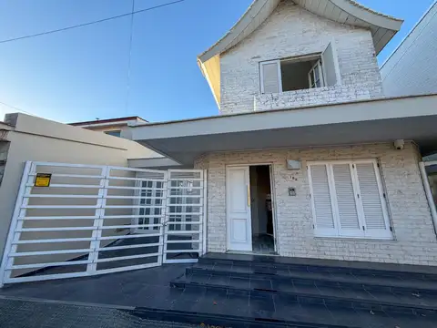 Casa en alquiler con 3 habitaciones, patio y cochera
