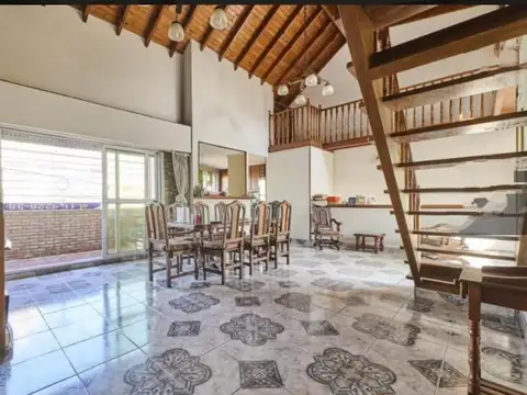 VENTA DE CASA 4 AMBIENTES CON LOCAL COMERCIAL EN PLANTA BAJA EN FLORESTA APTO CREDITO
