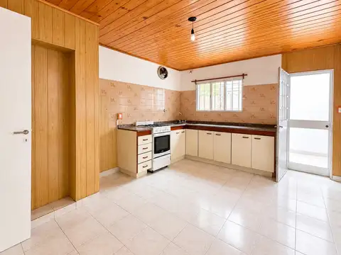 Casa en Alquiler con 2 cocheras