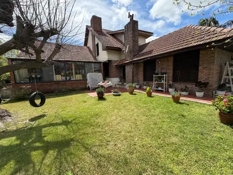 Casa en Venta con 3 cocheras