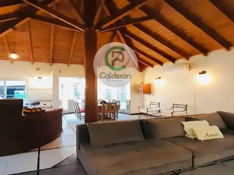Casa 4 ambientes con 2 baños