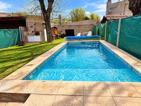 Casa 4 ambientes con PISCINA y QUINCHO en VENTA
