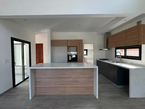Casa en Alquiler con 4 cocheras