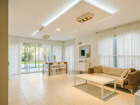 Casa 5 ambientes en Ranelagh con cochera y pileta