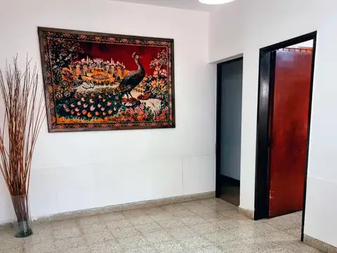 Casa 7 ambientes con 2 baños