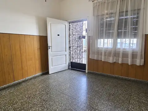 CASA SOBRE GRAN LOTE 8,66 X 60 MTS CON DOS DEPARTAMENTOS, FONDO LIBRE Y SALIDA A DOS CALLES