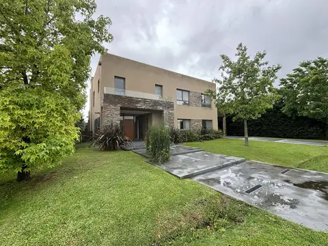 Casa. Venta.  Barrio La Lomada De Pilar, Pilar, GBA 2.  Posible alquiler Julio 2026 - 4 ambientes