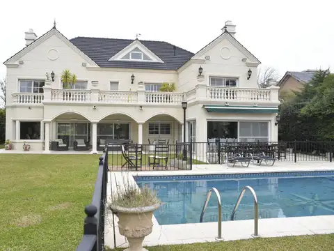 VENTA CASA CON JARDÍN, PISCINA Y PARRILLA EN CLUB DE CAMPO HACOAJ, TIGRE