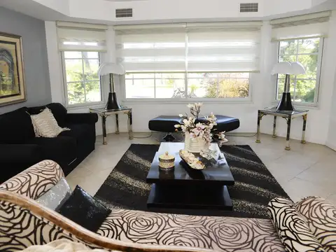 Casa en Venta con 4 cocheras