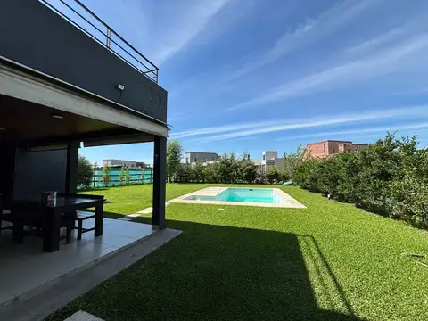 Casa en Alquiler con 1 cochera