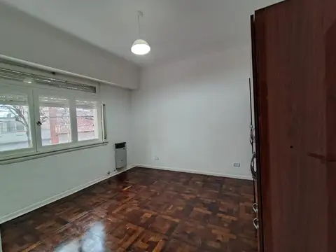 REGIO PISO UNICO CON ENTRADA INDEPENDIENTE – TOTALMENTE RECICLADO A NUEVO  A ESTRENAR – SIN EXPENSAS – PATIO Y GRAN TERRAZA PROPIA