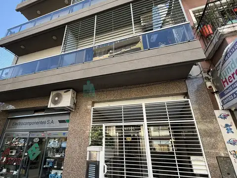 Monoambiente con balcón al frente, Liniers.