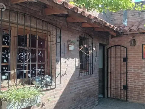 VENTA DE CASA 4 AMBIENTES EN EL CENTRO DE BERNAL