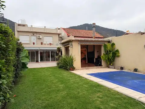 Casa en Alquiler con 2 cocheras