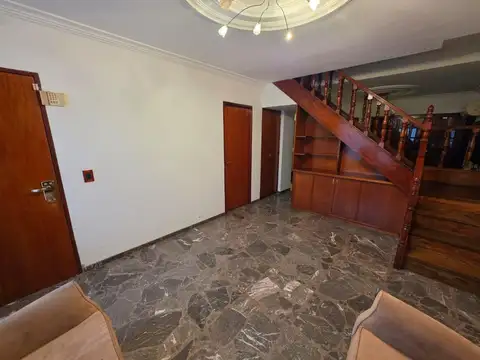 Venta casa de 2 plantas con 3 dormitorios y cochera ,patio y quincho barrio Belgrano, Rosario