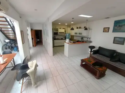 Casa de 4 ambientes y oficina ideal consultorio en Lomas oeste, cochera y terraza con parrilla