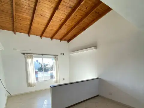 MONOAMBIENTE SEGUNDO PISO POR ESCALERA 