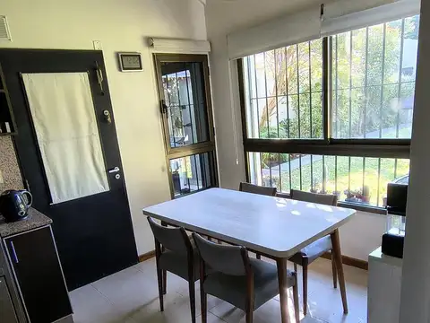 Casa en Venta 5 Ambientes Jardin Cochera Pileta en Olivos