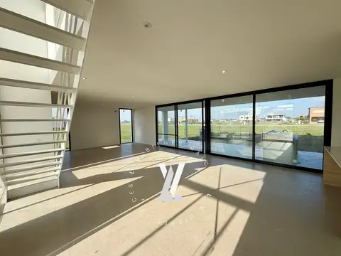 Casa en Venta con 4 cocheras