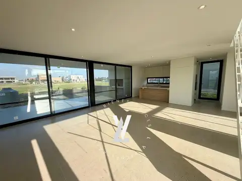 Casa en Venta con 4 cocheras