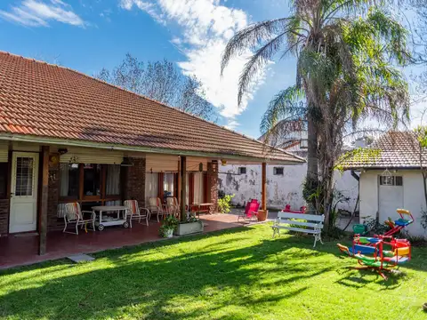 Venta casa 4 ambientes con jardín y cochera en Quilmes