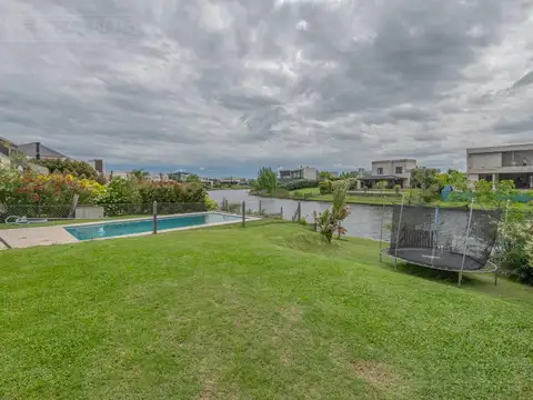 Casa 4 ambientes con 3 baños