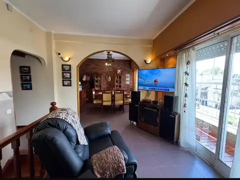 Departamento de 4 ambientes - Planta baja y primer piso unificados -Remedios De Escalada