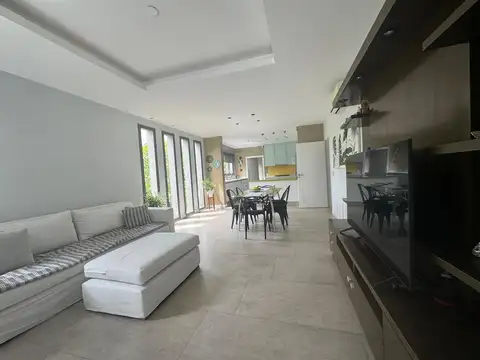 Casa 4 ambientes con 4 baños