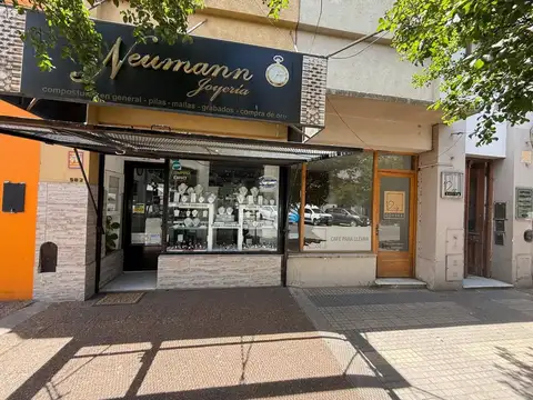 Casa más 2 locales comerciales