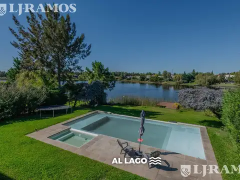 Casa en venta a la laguna en Santa catalina Villanueva apto crédito