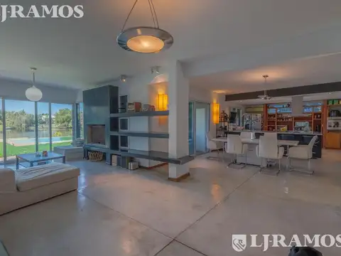 Casa 9 ambientes con 4 baños