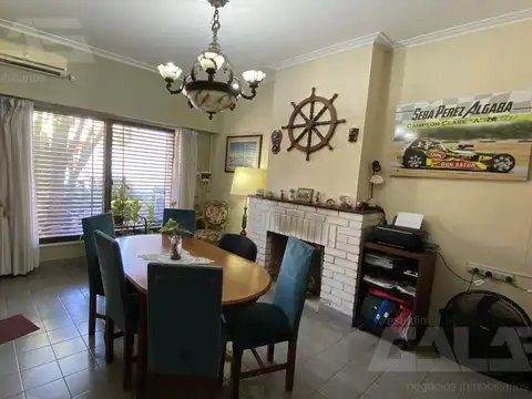 Casa en Venta con 2 cocheras