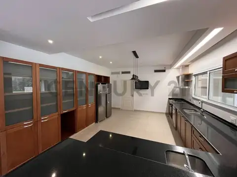 Casa 8 ambientes con 6 baños