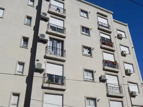 DEPARTAMENTO DE 2 AMBIENTES AL FRENTE C/COCHERA