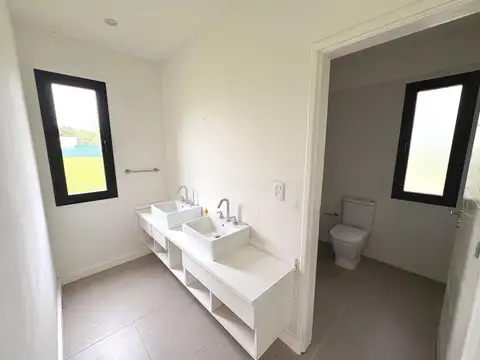 Casa 4 ambientes con 2 baños