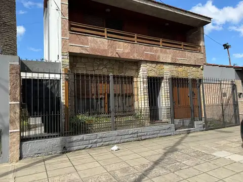 Casa en Venta 4 ambientes con pileta / Wilde