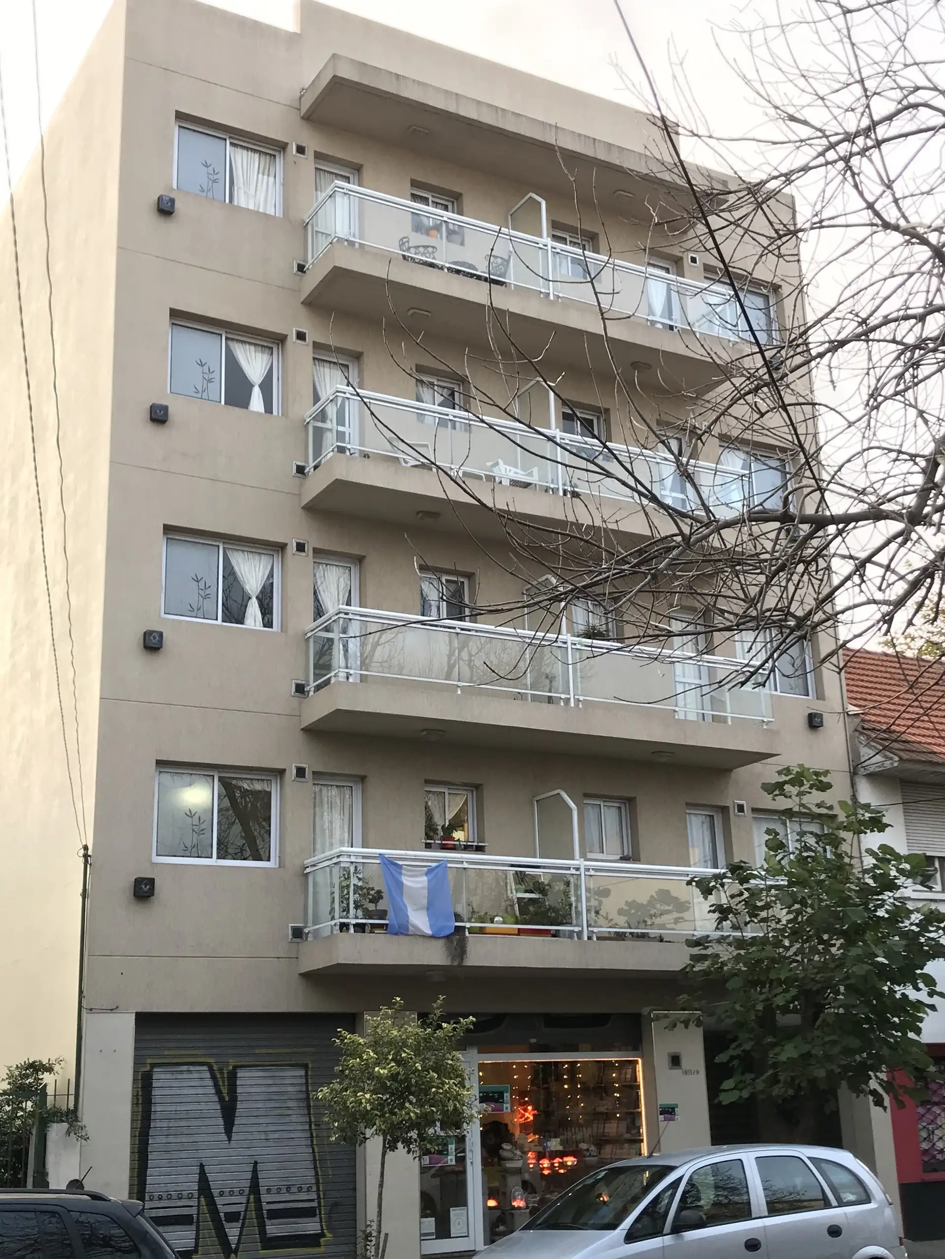 Departamento de 2 amb a la calle con balcón y cochera
