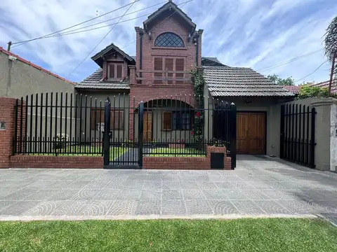Venta Casa 4 Amb Cochera Fondo Pileta