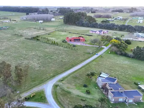 Terreno de 1 Hectárea. Chacra en Venta en Estancia La Macarena. Barrio con Amenities