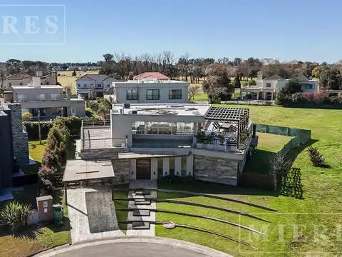 Casa en Venta con 2 cocheras