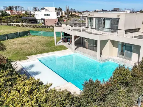 Casa en venta  sobre lote interno en Barrio El Atardecer Haras Santa Maria, Loma Verde