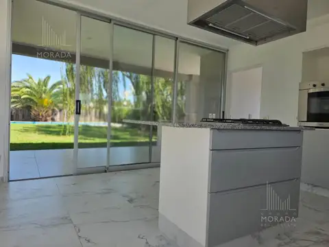 Casa en Venta con 4 cocheras