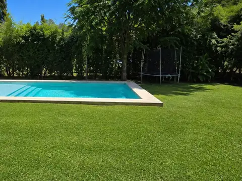 Casa en Alquiler con 2 cocheras