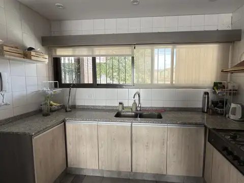 Casa 6 ambientes con 2 baños