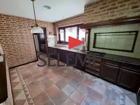 Casa en Alquiler con 2 cocheras