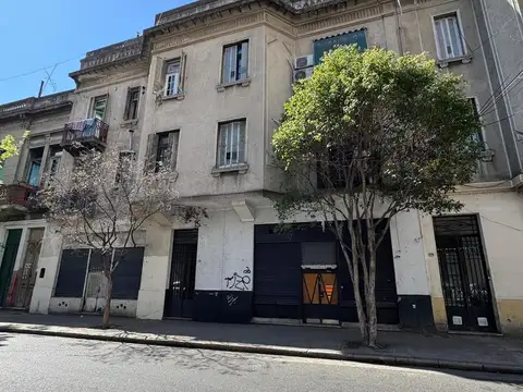 Edificio de Departamentos-Local en Pb- Para reciclar-Unico Dueño-Con Escritura