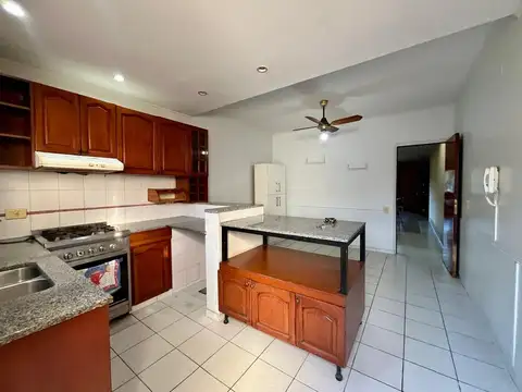 Casa 6 ambientes con 2 baños