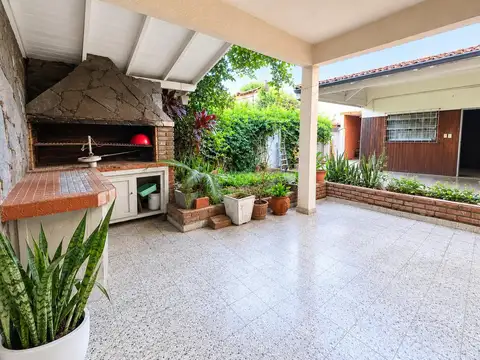 Casa con gran patio, parrilla y garaje vs autos-V. Bonich