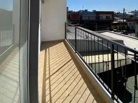 3 AMBIENTES CON PATIO Y BALCÓN ? CASEROS